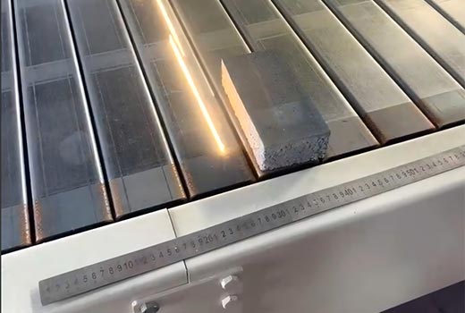 Modhanna cóireála dromchla le haghaidh brící stroighne